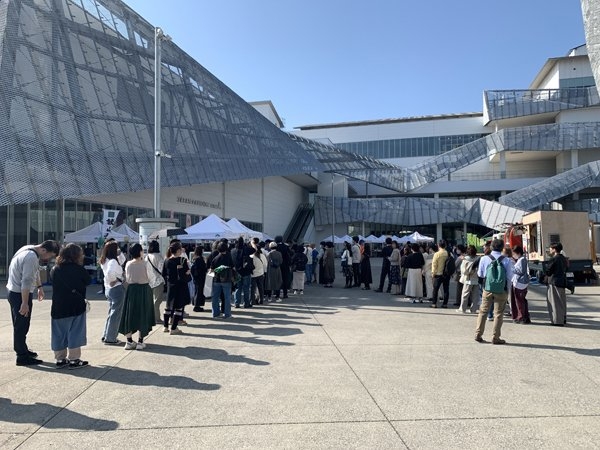 オープン前 チケット引換待機列