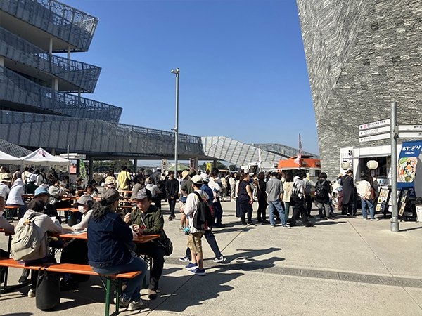 中央広場 飲食スペース