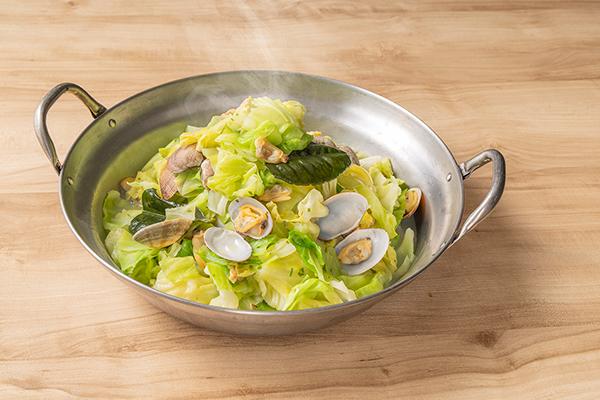 あさりとキャベツの酒蒸しカフィアライムの香り