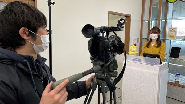 「LOVE埼玉パーク Presented by J:COM」店内ブースでの番組収録風景。カメラや照明など、プロのマスメディアの機材が並ぶ。