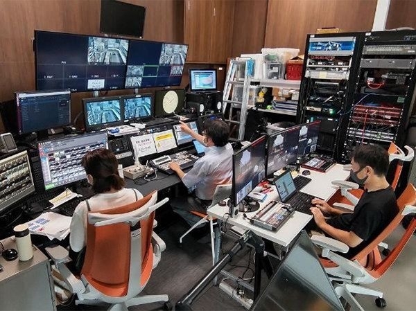 「LOVE埼玉パーク Presented by J:COM」併設のスタジオ風景。マルチモニタの前にスタッフが座り、編集作業をおこなう。