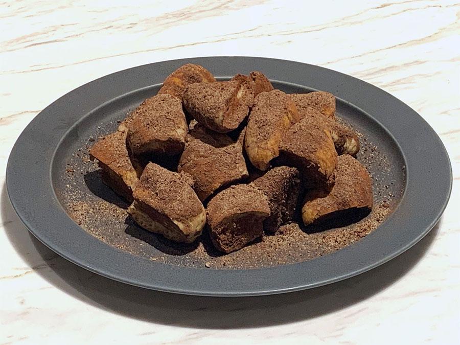 ココアパウダーがクセになる「ココア揚げパン」(土日のみ・数量限定)