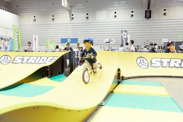 パンプジャムの様子。幼児がストライダーに跨り、カーブやテーパーのあるコースに挑戦している。
