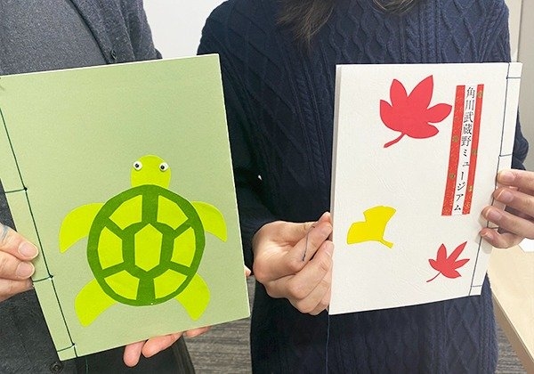 和綴じオリジナルノート作例 表紙には亀や落ち葉の切り絵が貼り付けられている