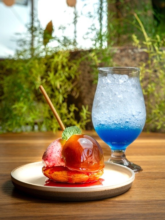 りんご飴のサヴァランと夏空ラムネ