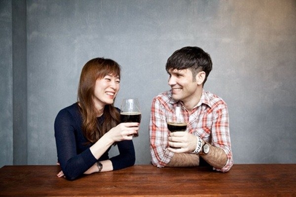 岩田リョウコ(写真左) スコット・マーフィー(写真右)