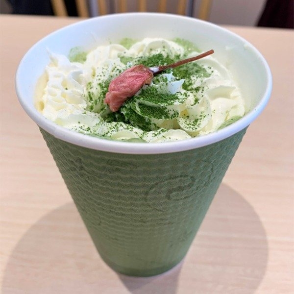桜花入りスペシャル抹茶ラテ