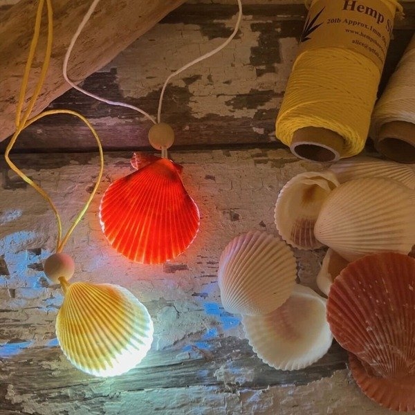 光るシェルペンダント