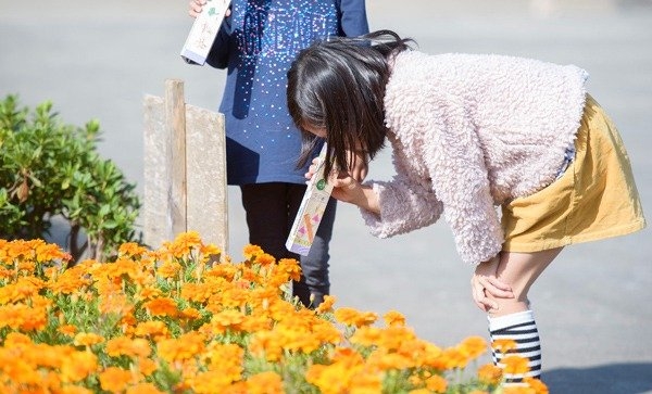万華鏡をのぞき込む子供の写真