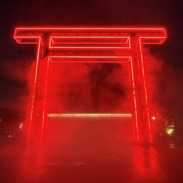 赤色にライトアップされた大鳥居