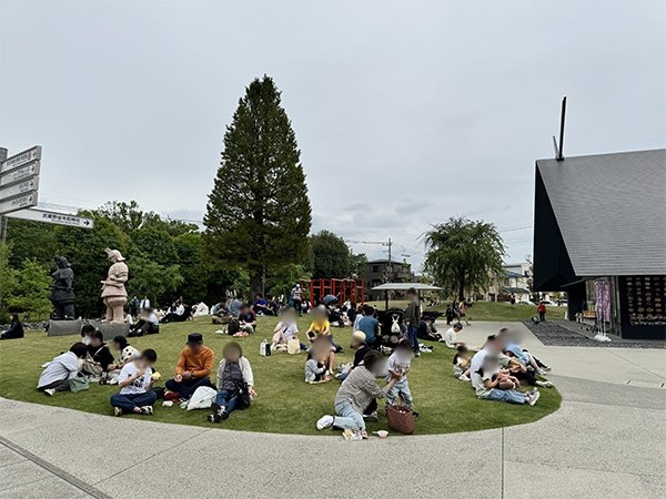 武蔵野坐令和神社前の芝生エリア