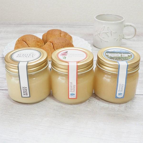 キルギスの白い生はちみつジェベックジョル3つの写真