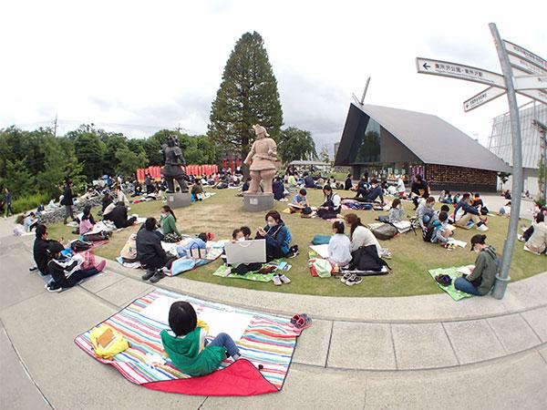 ところざわサクラタウン内、第72回所沢市子ども写生大会風景