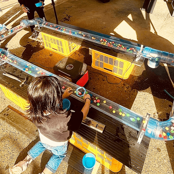 流れるスーパーボールすくい