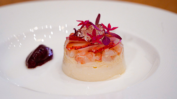 蕪のブランマンジェ　甘海老と苺のマリネビーツのコンディメント