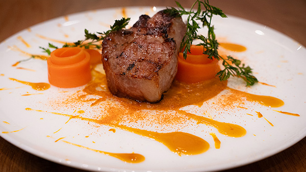 倭国豚三元豚武蔵肩ロースの炭火焼　人参のコントラストとオレンジのソース