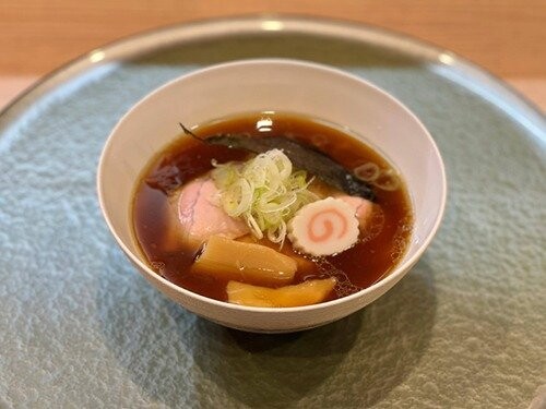 ～尾崎豊『15の夜』を15日間聞かせた”夜”が際立つ醤油ラーメン～