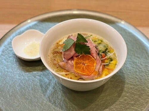 ～尾崎豊の育った埼玉から愛を込めて届ける、十七”彩”の食材の華やかな塩ラーメン～
