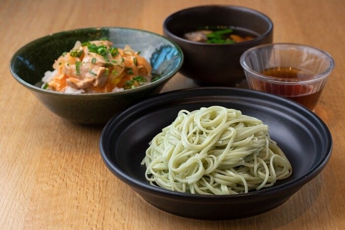 りょうぜん翡翠(ひすい)麺と伊達ハーブ鶏のミニ親子丼セット