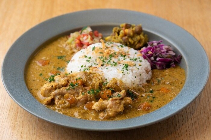 伊達ハーブ鶏とあんぽ柿のマッサマンカレー