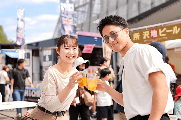 乾杯するカップル