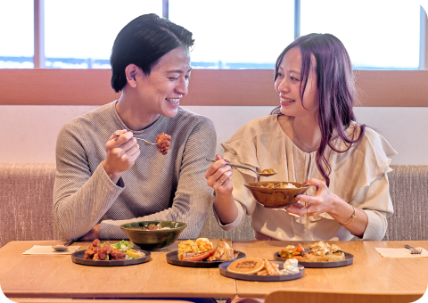 角川食堂で食事を楽しんでいるカップルの様子