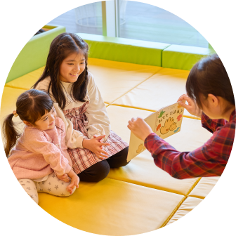 キッズエリアで親子で読み聞かせを行なっている様子