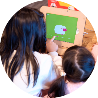 マンガ・ラノベ図書館のキッズコーナーを利用する姉妹
