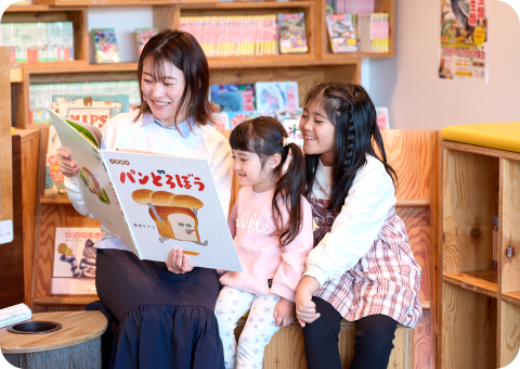 マンガ・ラノベ図書館で親子が読み聞かせを行なっている様子