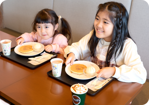 タリーズコーヒーでおやつを食べている姉妹