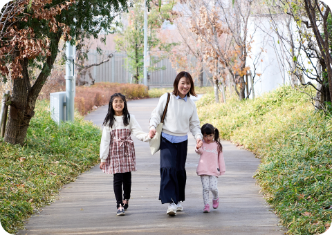 花回廊を親子で歩いている様子