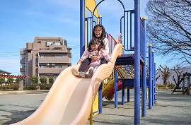 東所沢公園の遊具で遊ぶ姉妹