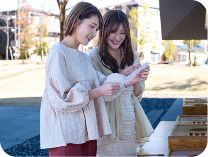 お守りを選んでいる女性