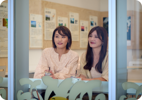 むさしのもんで休憩中の女性