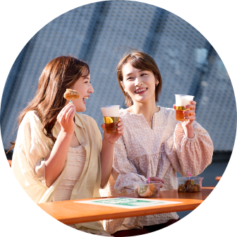 屋外イベントで談笑する女性