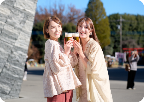屋外イベントを楽しむ女性