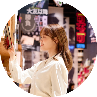 エディットタウンで読書をする女性