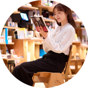 エディットタウンで読書をする女性