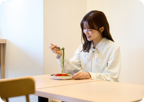 武蔵利休で食事をする女性