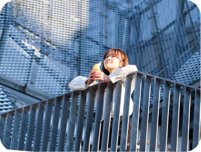 館外でアイスを食べる女性