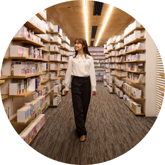 マンガ・ラノベ図書館を散策する女性