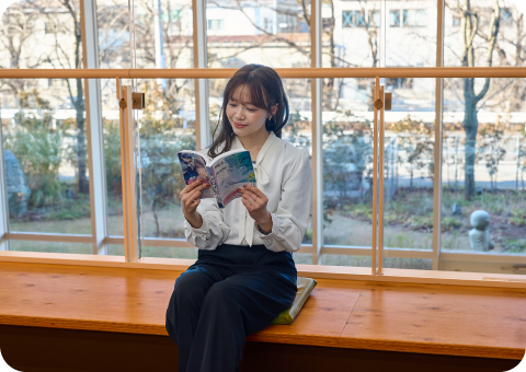 マンガ・ラノベ図書館で読書をする女性