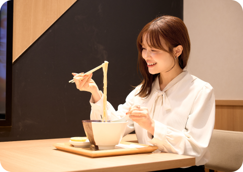 ラーメンを食べる女性