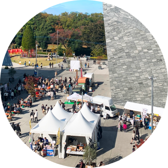 サクラタウンで屋外イベントを行っている様子