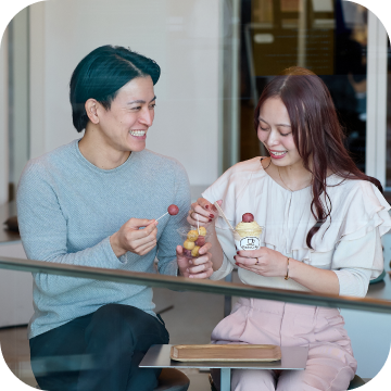 カップルでKadoCafeを楽しんでいる様子