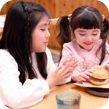 姉妹がサクラタウンで食事をしている様子