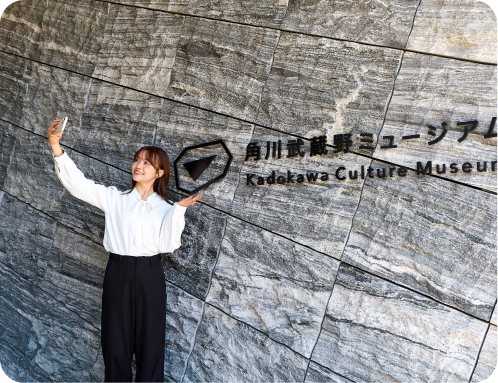 角川武蔵野ミュージアムで自撮りをする女性