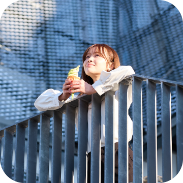 サクラタウンで女性がアイスを食べている様子