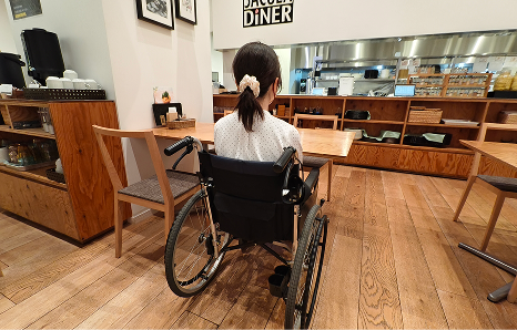 SACULA DINERのテーブル席