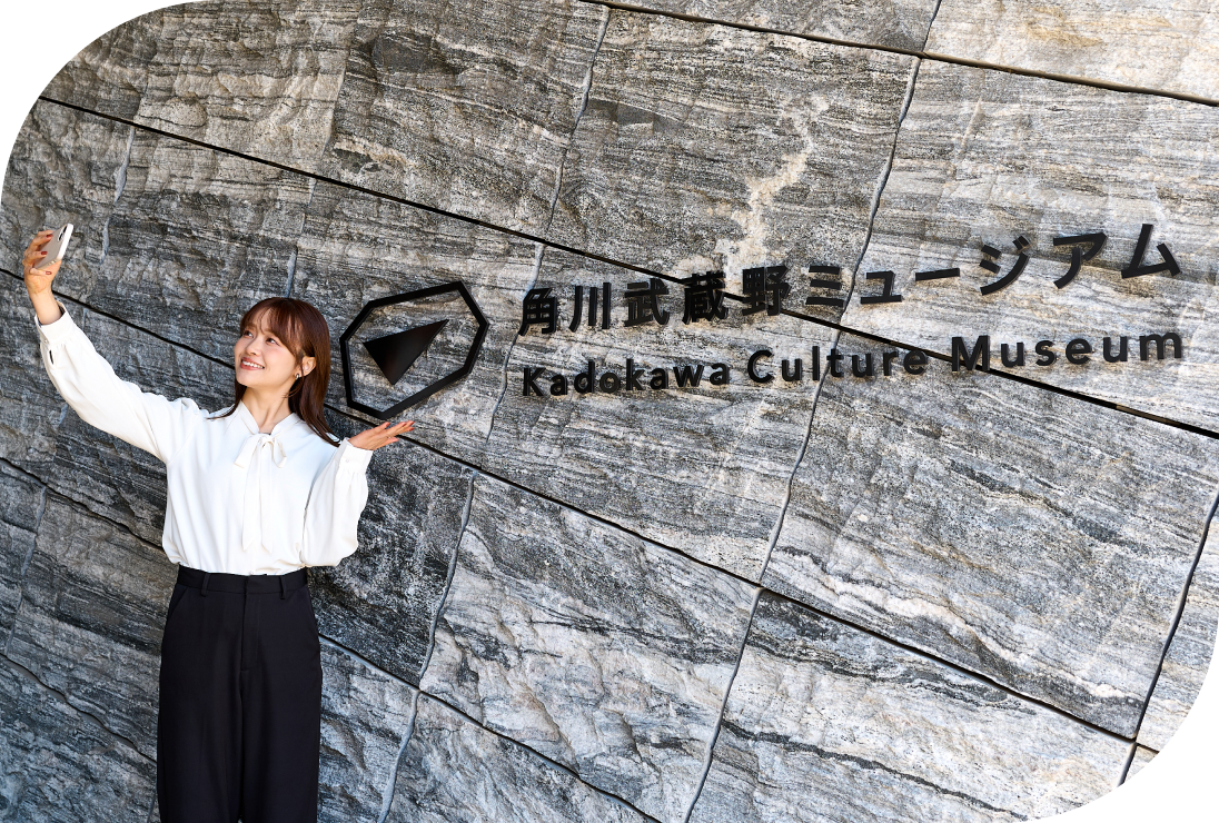角川武蔵野ミュージアムで自撮りをする女性